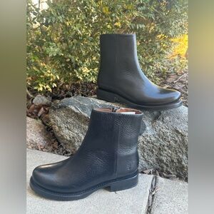 Frye Black Leather zip up  Ankle Boots nwot 7.5